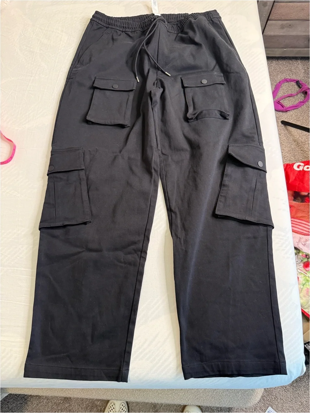 ALO Yoga Men’s Black Cargo Sweatpants — Drawstring Waist